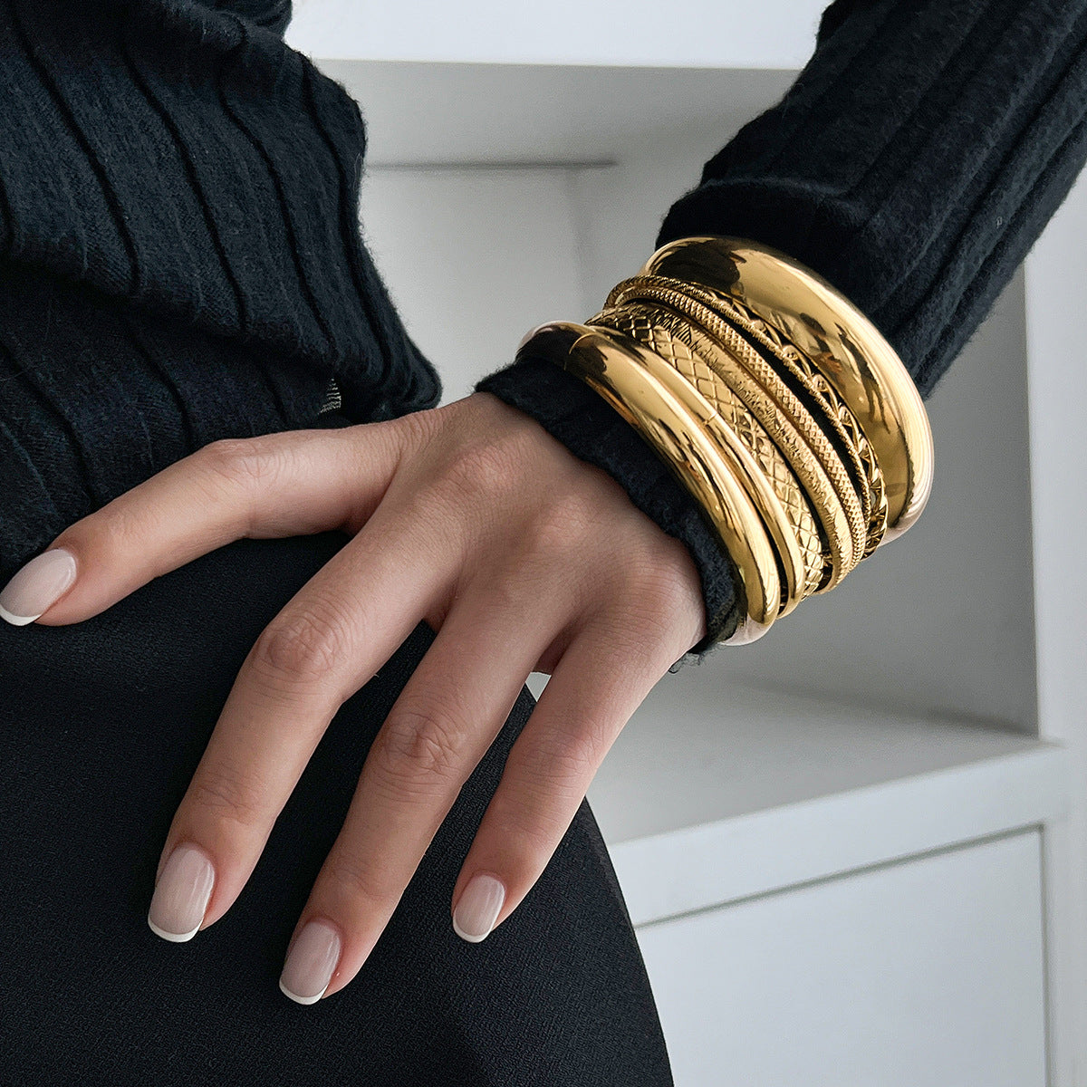 Exaggerated Snake Pattern Twisted Bangle Set
